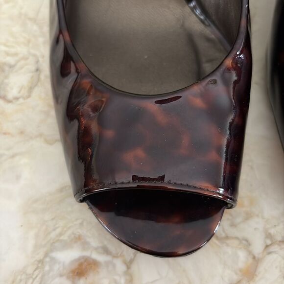 Stuart Weitzman Tortoise Shell Patent Leather Peep Toe Wedge Slingback Heels - Picture 10 of 13